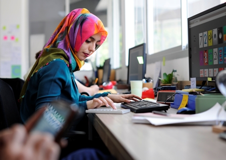 muslim-woman-working-office_222.jpg